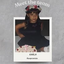 Karla en su foto de infancia, tarjeta de Meet the team