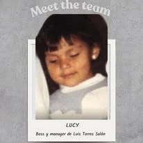 Lucy en su foto de infancia, tarjeta de Meet the team
