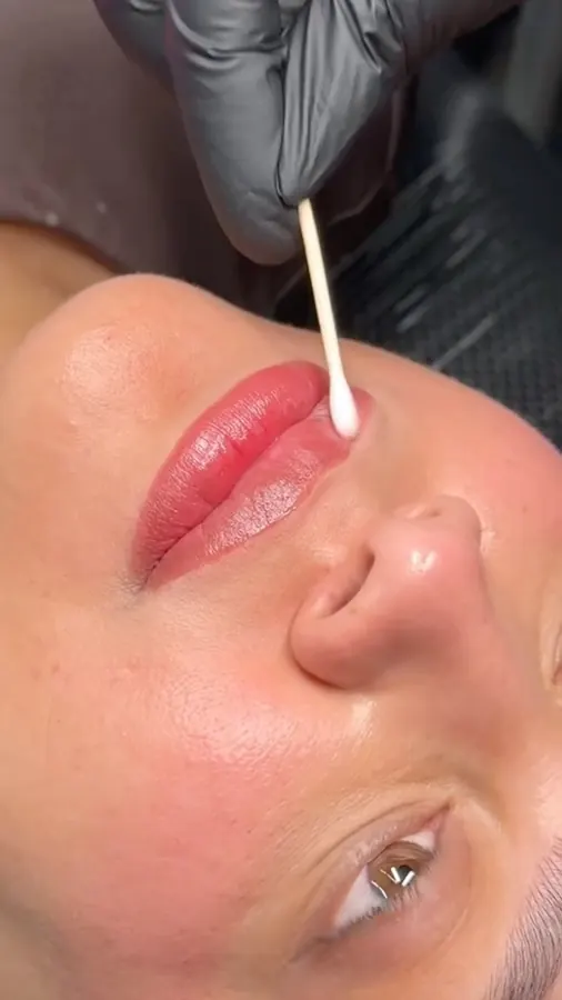 Aplicación de babylips en labios