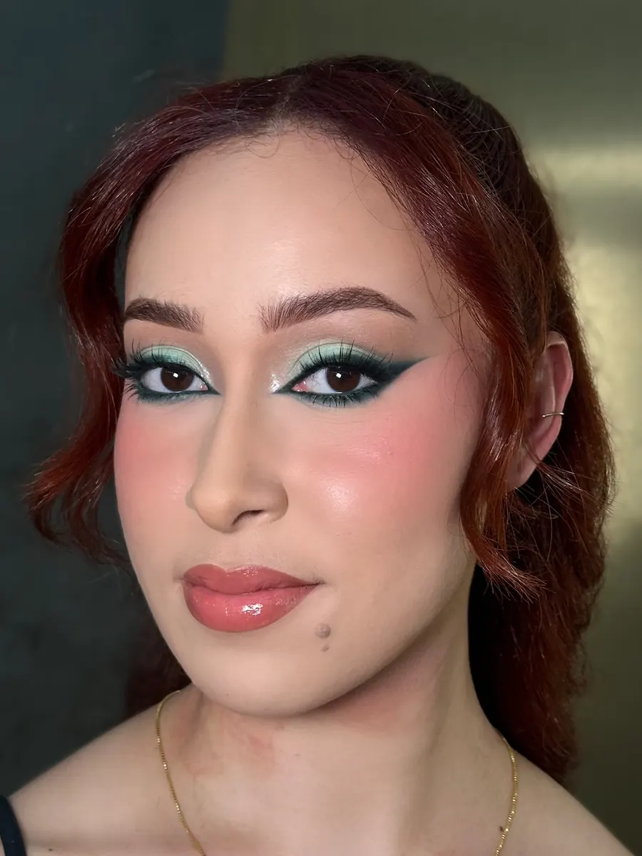 Maquillaje con delineado de color