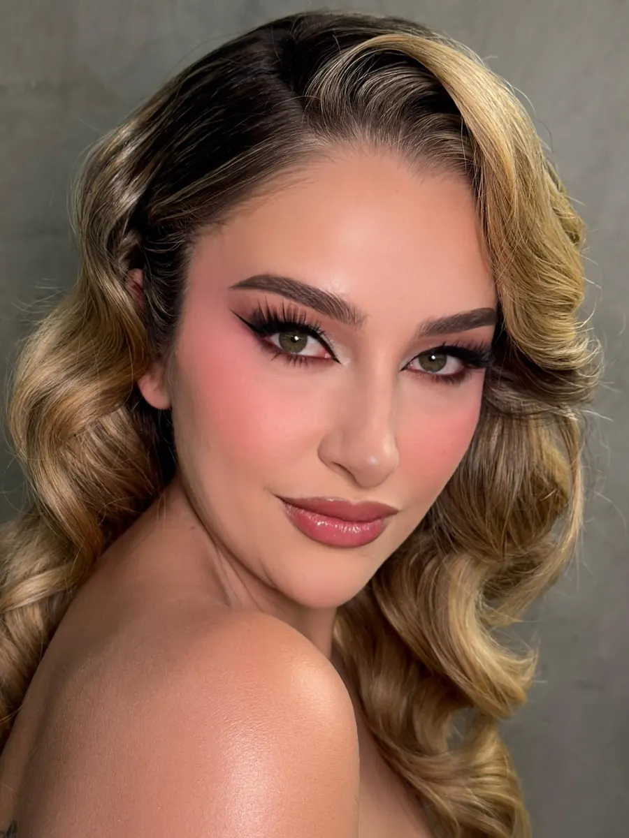 Maquillaje glam con ondas clásicas