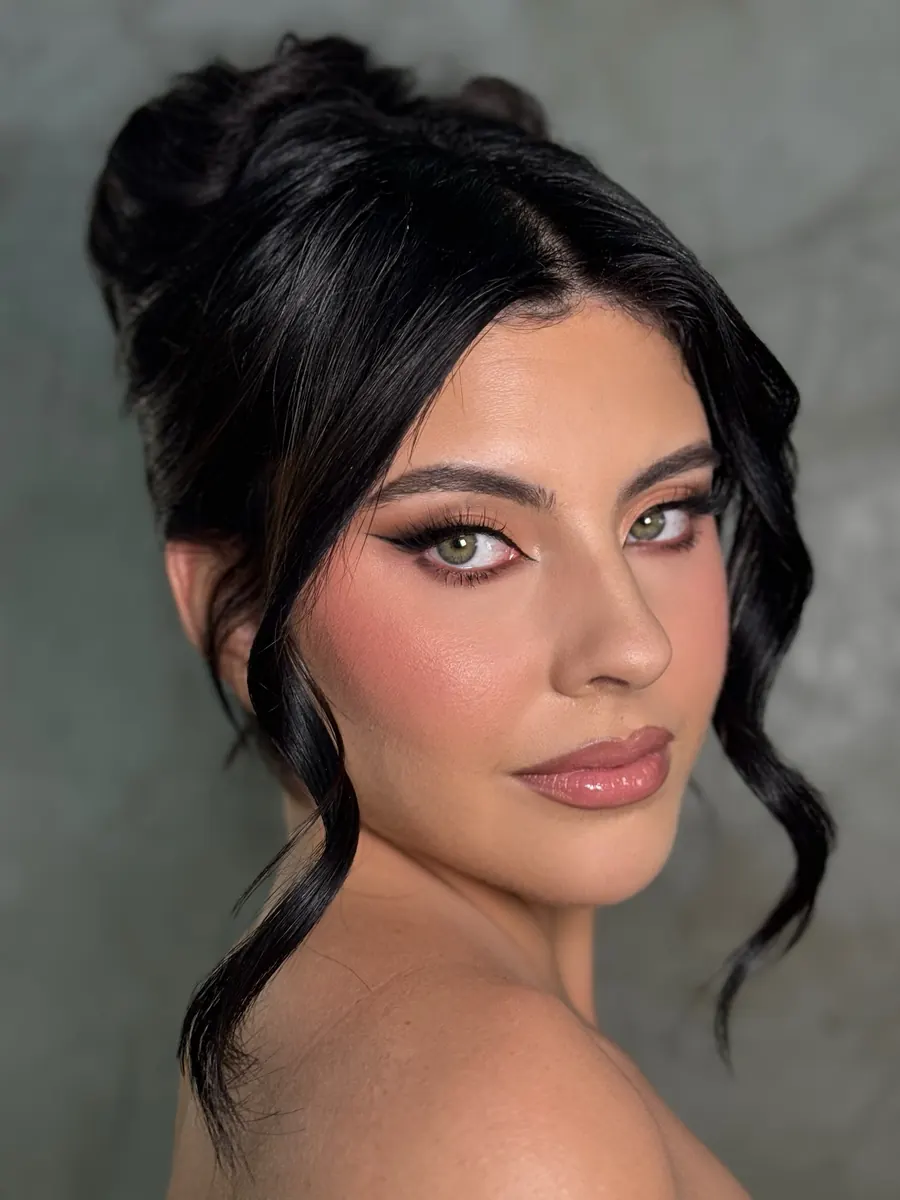 Maquillaje social con recogido