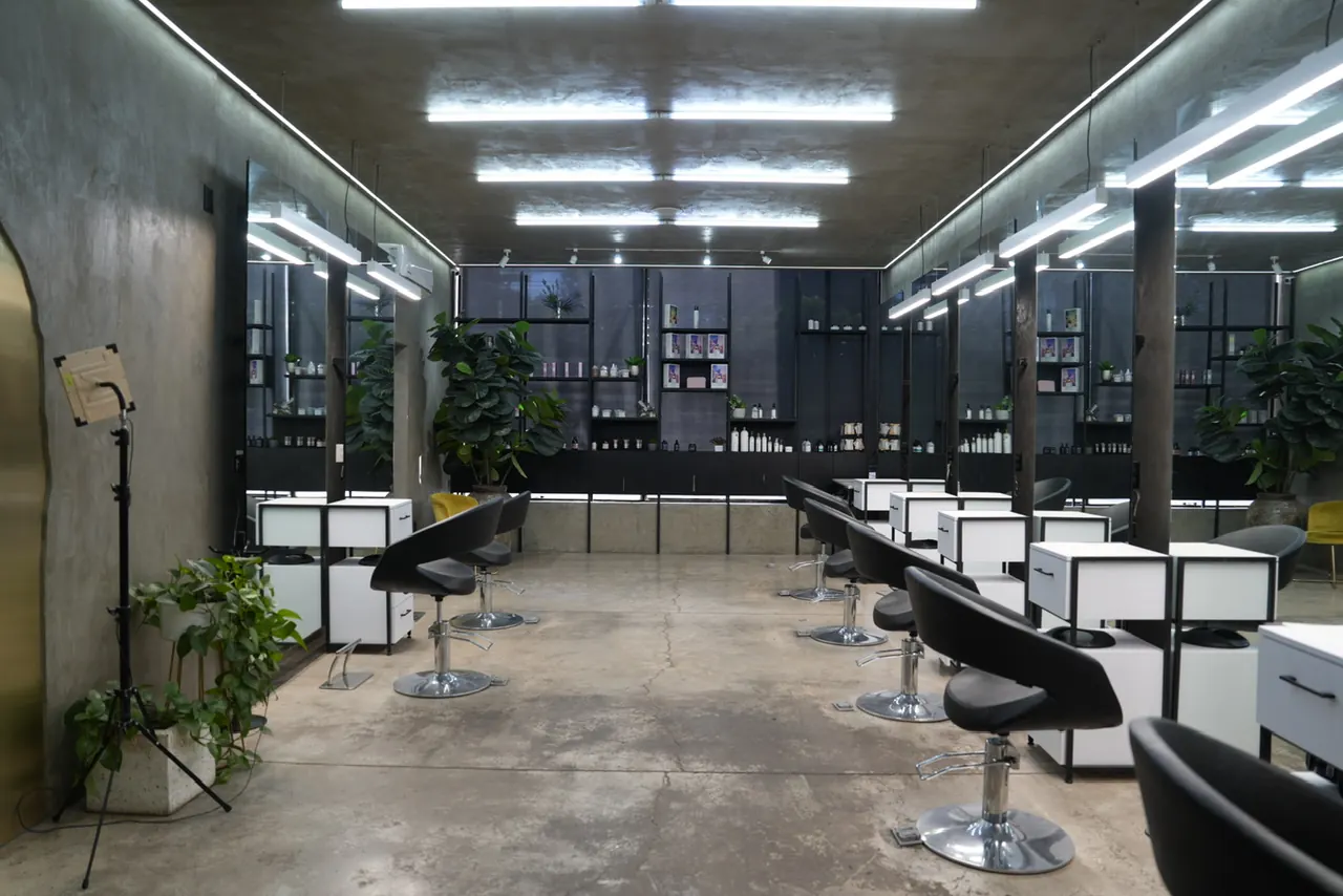 Área de tocadores del salón, con muros de microcemento