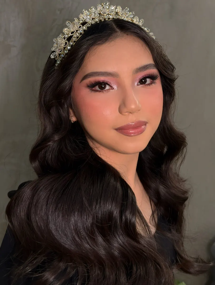 Quinceañera con tiara y ondas